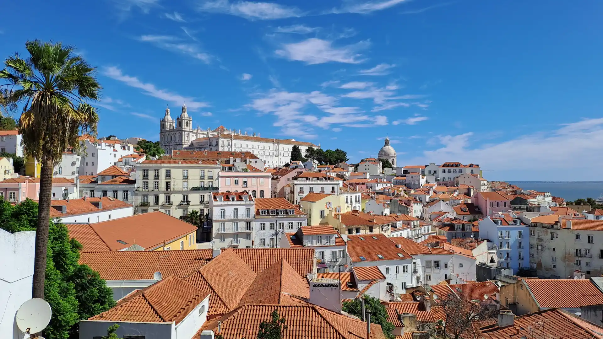 Alfama and Castle Hill: A City of Layers, afbeelding 1