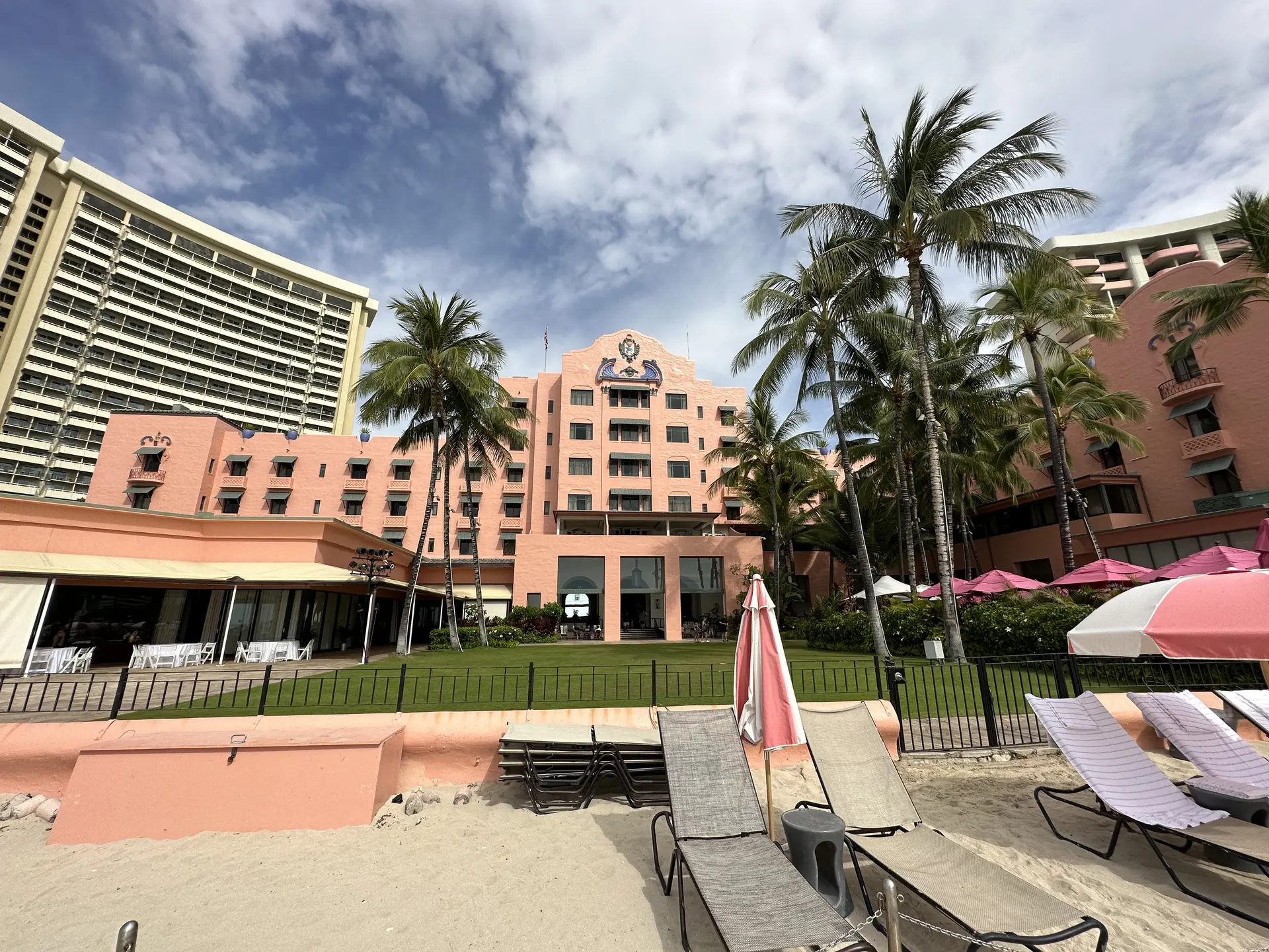 Romantic Honolulu: Lovers in Paradise