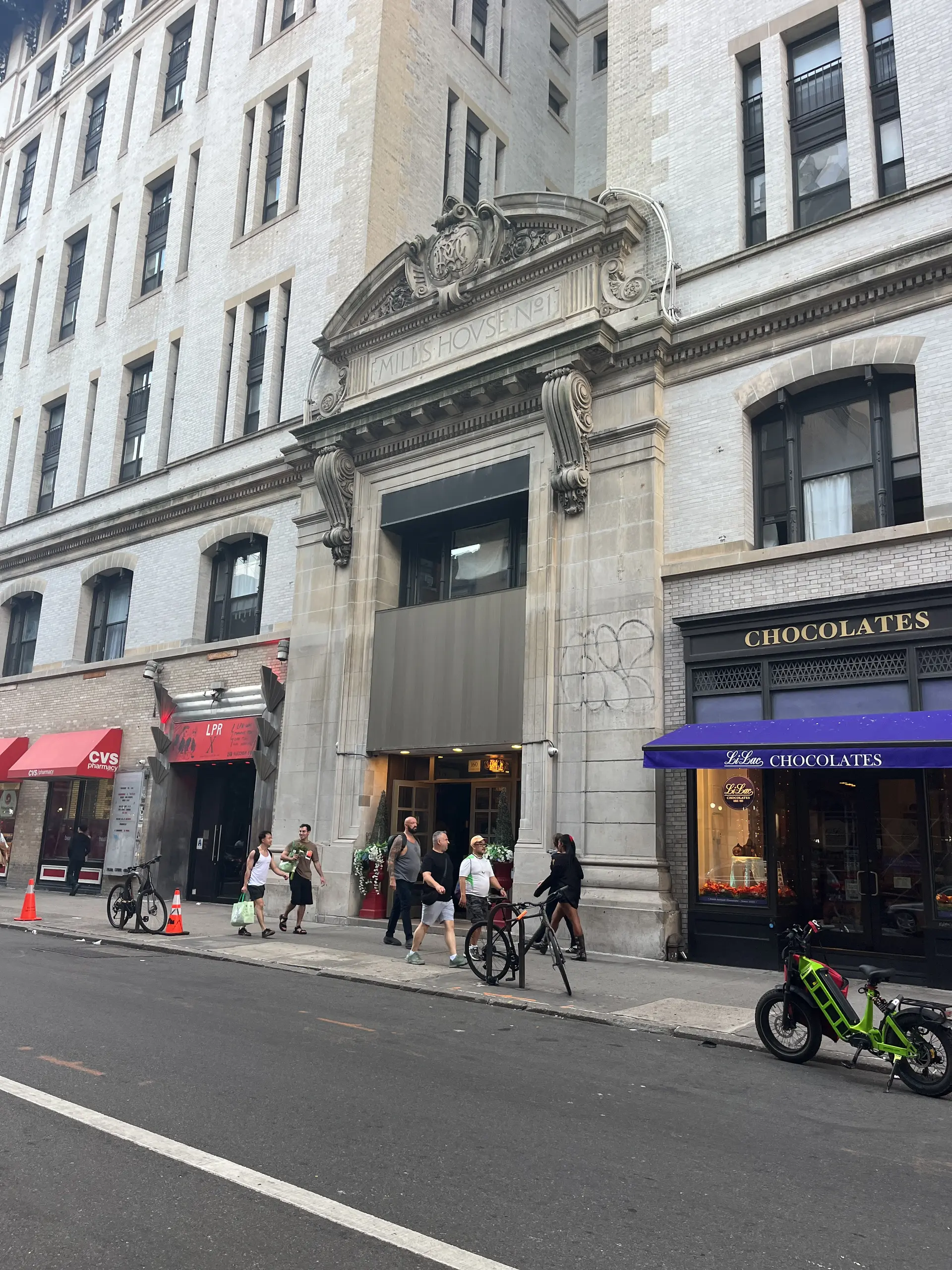 Player photo from Art of Manhattan, New York: Follow Dylan & Streisand walking tour in New York City